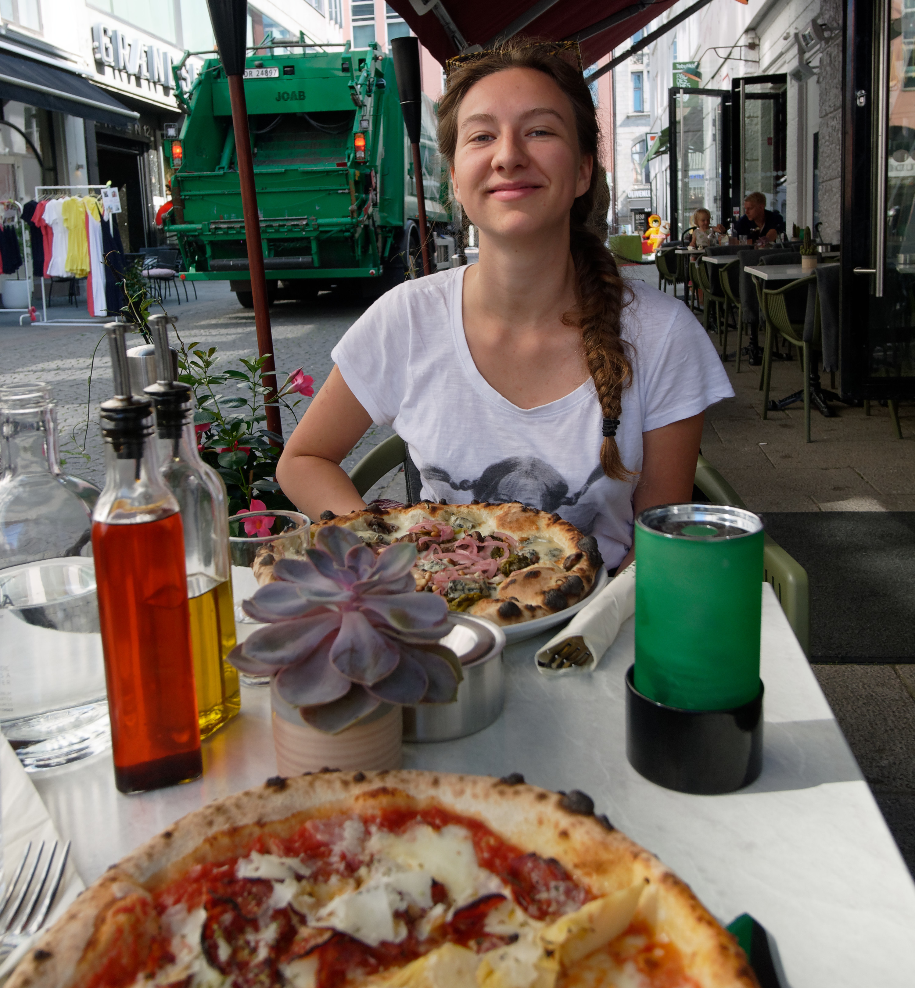 Någon i bild tror att det är världens godaste pizzor. Jag kanske inte håller med, men de är i alla fall inte långt ifrån.