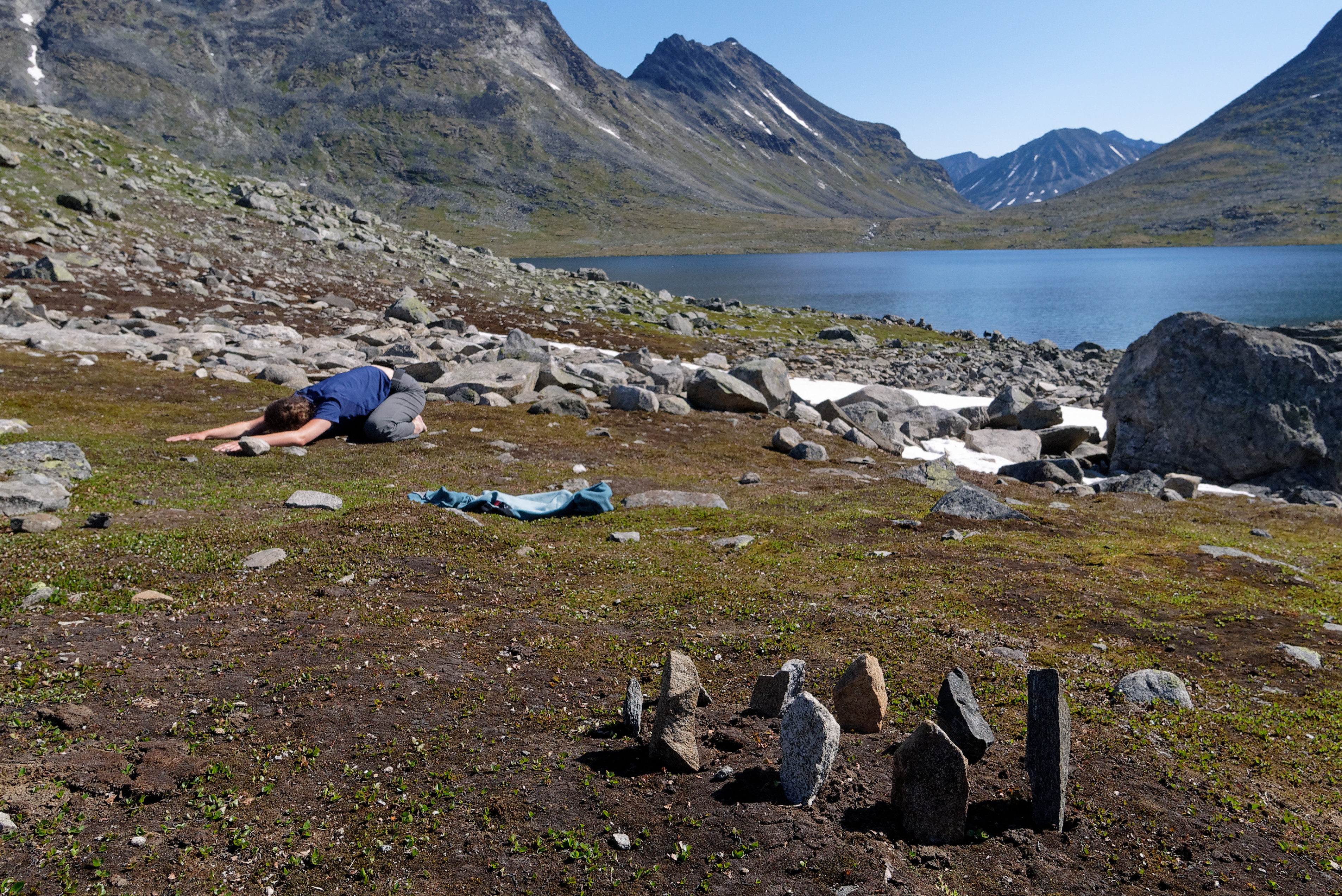 Efter-frukost-yoga och Stonehenge-bygge
